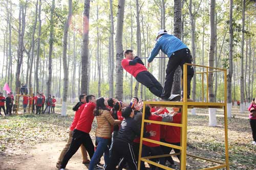 信任建立,<a href='http://m.kimyattawrites.com/tuozhan/changdixiangmu/' target='_blank'><u>場(chǎng)地項(xiàng)目</u></a>,<a href='http://m.kimyattawrites.com/tuozhanz/552.html' target='_blank'><u>信任背摔</u></a>,信任背摔注意事項(xiàng),信任背摔心得,信任背摔圖片,信任背摔<a  target='_blank'><u>游戲</u></a>規(guī)則,信任背摔的意義