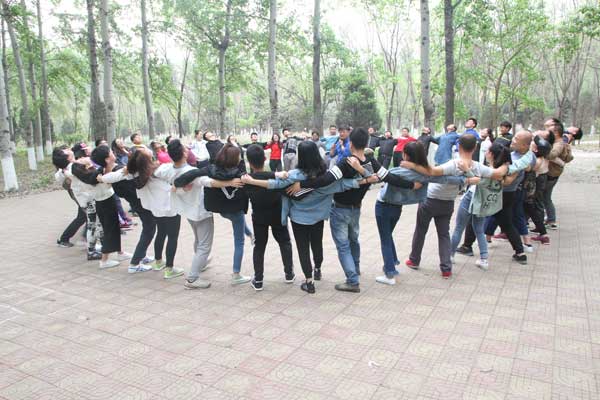 <a href='http://m.kimyattawrites.com/tuozhan/changdixiangmu/' target='_blank'><u>場地項目</u></a>,勾肩搭背拓展游戲,勾肩搭背<a href='http://m.kimyattawrites.com/tuozhan/' target='_blank'><u>拓展項目</u></a>,勾肩搭破冰
