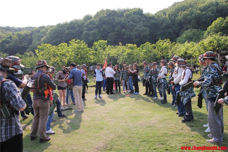 您知道真人CS野戰對攻戰中應該注意哪些么?現在北京銘潤拓展訓練學校課堂將為你講解野戰戰場中隊攻