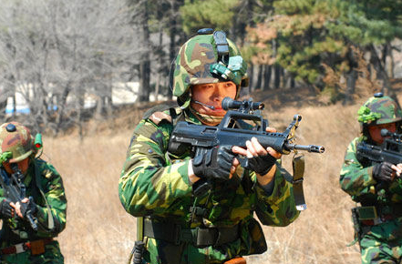 此教官曾在云南省軍區司令部特種偵察連服役，服役期間表現突出，多次參加武裝偵察集訓，獲得ABC標兵，有著過硬軍事素質。