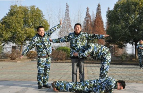 爭先創優、團結協作-房管局團委開展戶外拓展訓練活動